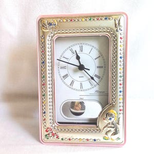 K205a. Vintage Charlies Pendel Kinderzimmer Uhr. Rosa Rahmen und Akzente aus Silber 925. Neuer Altbestand. Perfektes Geschenk für ein Mädchen.