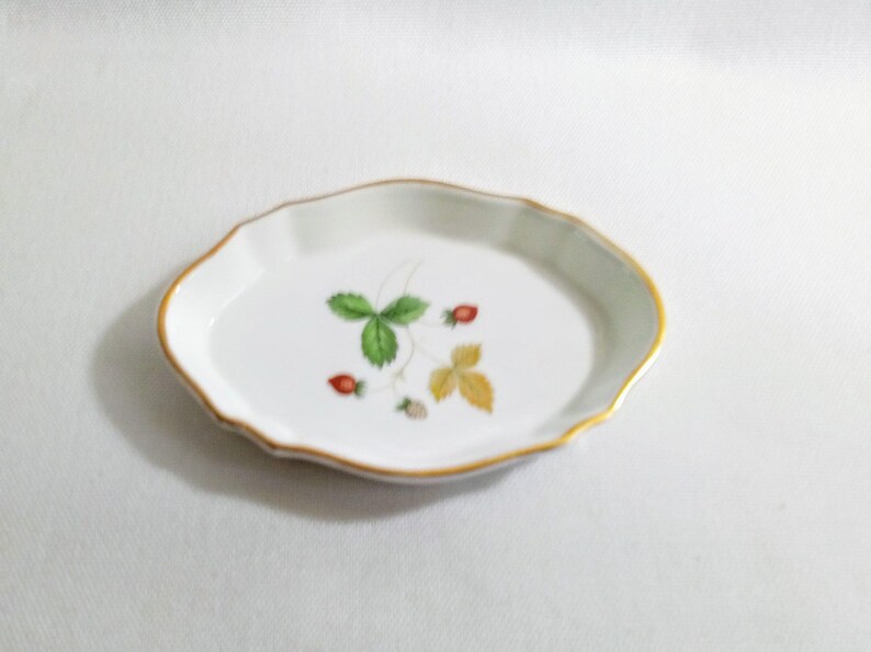 V93 Vintage Wedgwood Fluted Dish. Wild Strawberry Design, Bone China