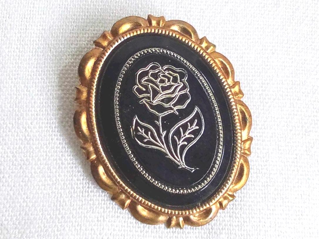 JP649 Vintage Edwardian Inspired Gold Tone and Black Resin Flower