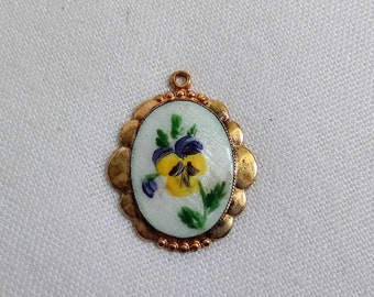 JP607 Vintage Gold Tone Oval Pendant With Porcelain Center