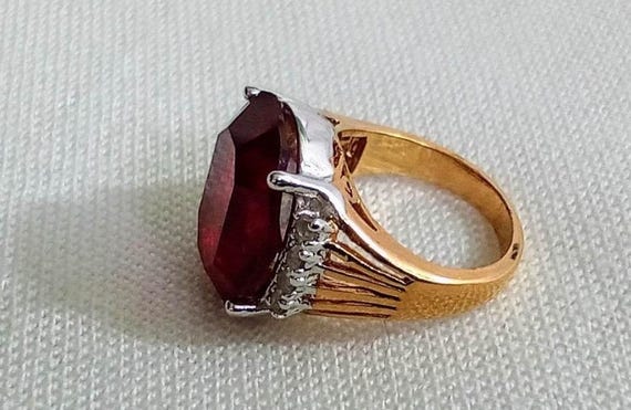J38 Pretty Vintage Statement Ring. Large Red Ston… - image 4