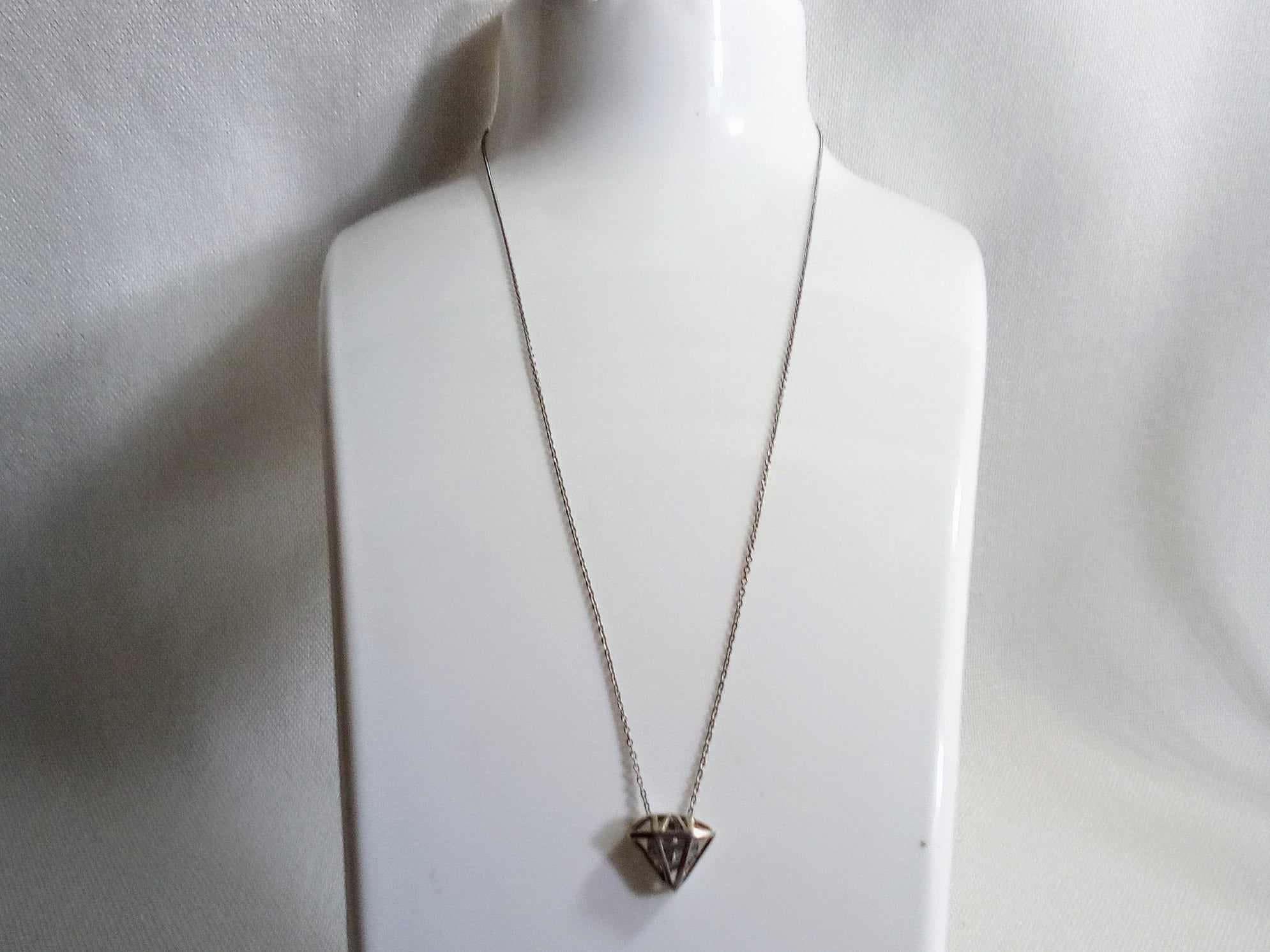 JP673. Pretty Vintage Silver 925 Pendant and Chain. Free JP673. Pretty Vintage Silver 925 Pendant and Chain. Free