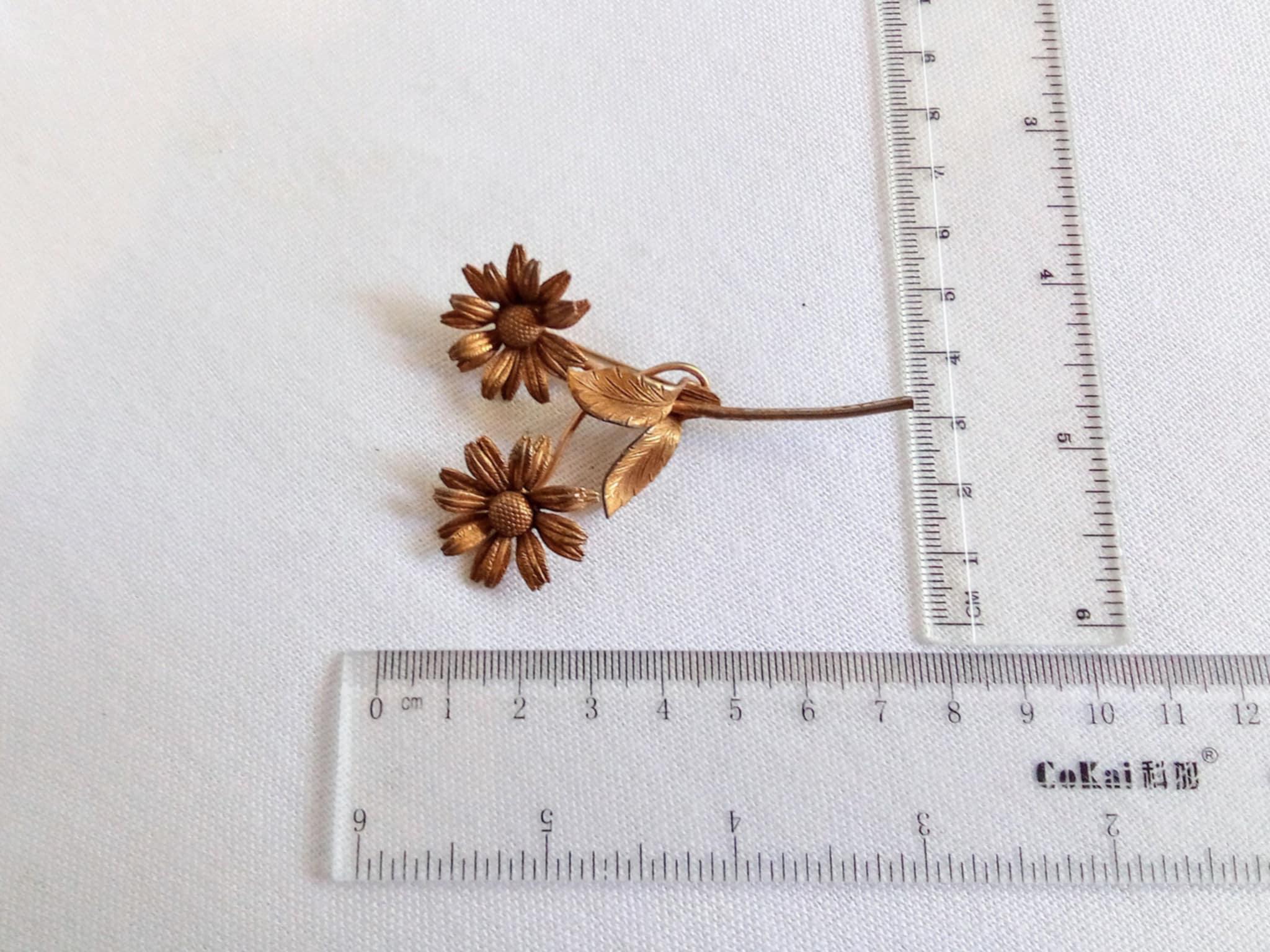JP2370 Vintage Gold Tone Flower Brooch. C1960's. Gift Idea