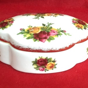 Boîte à bijoux vintage V23 Royal Albert Bone China Old Country Roses avec couvercle. Expédition suivie.