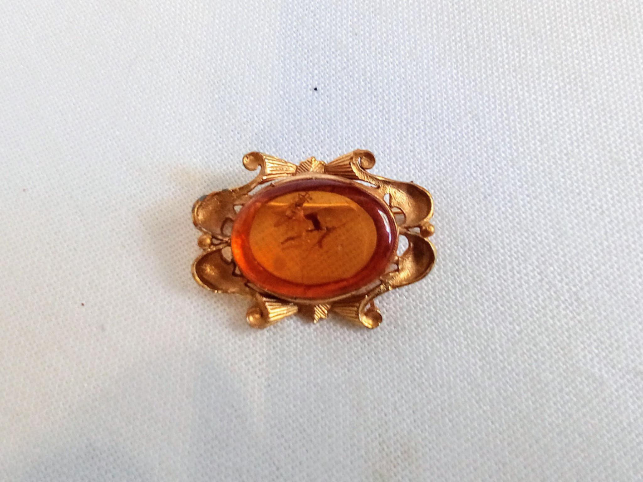 F246 ヴィンテージゴールドトーンブローチ（Exquistite製）。中央は