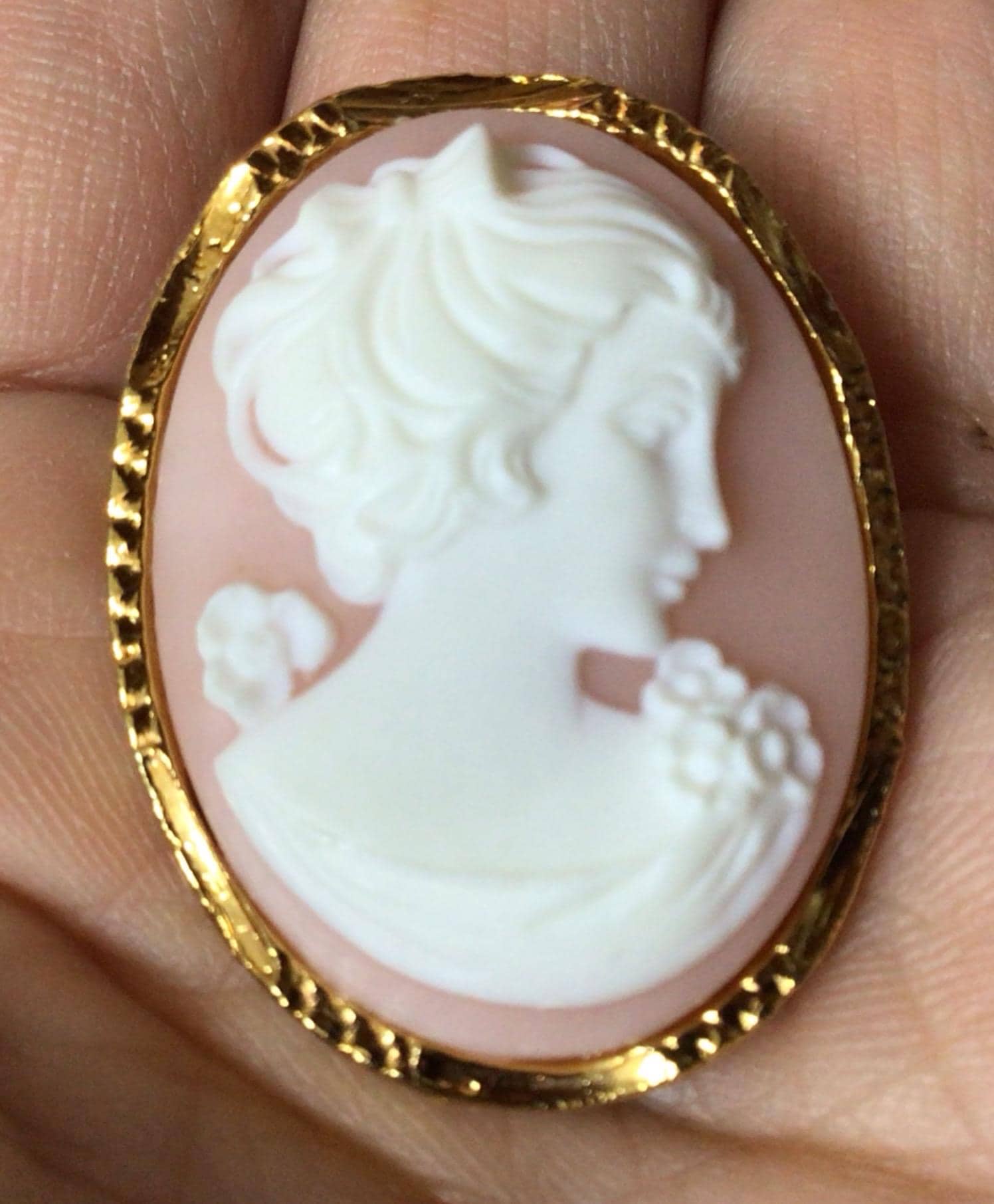 Y24 Vintage Resin Cameo Brooch. Sphinx C152 (UK) - White on Pink