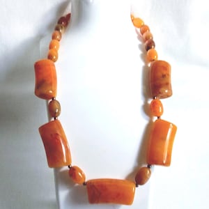 JP238. Superbe collier vintage en perles de lucite. Style Art déco. Pièce de déclaration.  Expédition mondiale