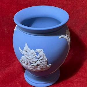 Z286 Vintage Wedgwood Jasperware Posey Pot/ Vase. Blue and White. Made in England. Tracked Shipping