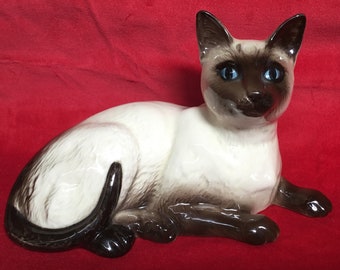 V65a Vintage &quot;Royal Doulton&quot; Siamese Cat Figurine. Made in England. Tracked shipping.
