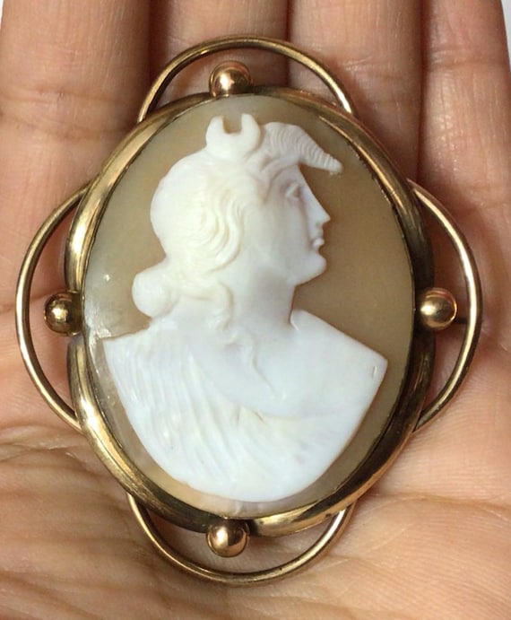 Grande Broche Vintage Camée Ancien - Couleur Vieil Or, Motif Maison De Pêcheur, Bijou Occasion (réf. 2344)