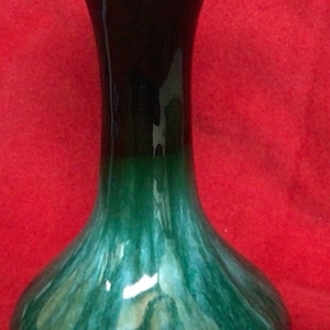 BC33 Kanada Vintage Blue Mountain Keramik Vase. In Blau-, Grün- und Brauntönen.  Versicherter Versand.