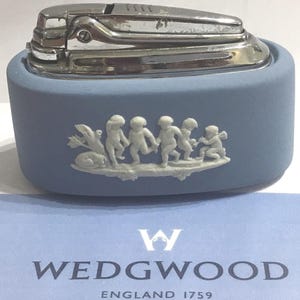Encendedor de mesa vintage CD16 Wedgwood de gres azul Jasper (el mecanismo del encendedor no funciona). Envío con seguimiento.