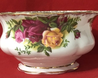 L160 Vintage Royal Albert Old Country Roses Sugar Bowl. Bone China, Made in England. Tracked Shipping.
