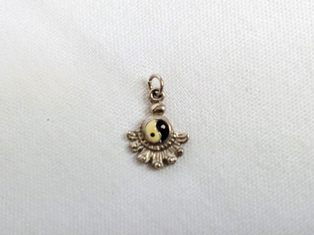 yingyang様 JP784 Vintage Silver Tone Ying/yang Pendant. Small Size