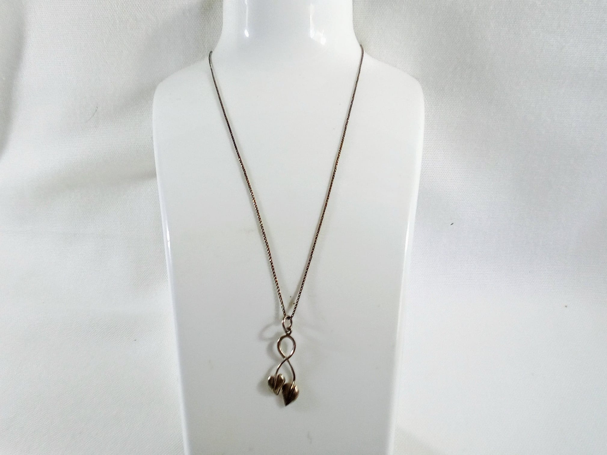 JP1120 Vintage Silver 925 Leaf Bud Pendant and Chain. Free JP1120 Vintage Silver 925 Leaf Bud Pendant and Chain. Free