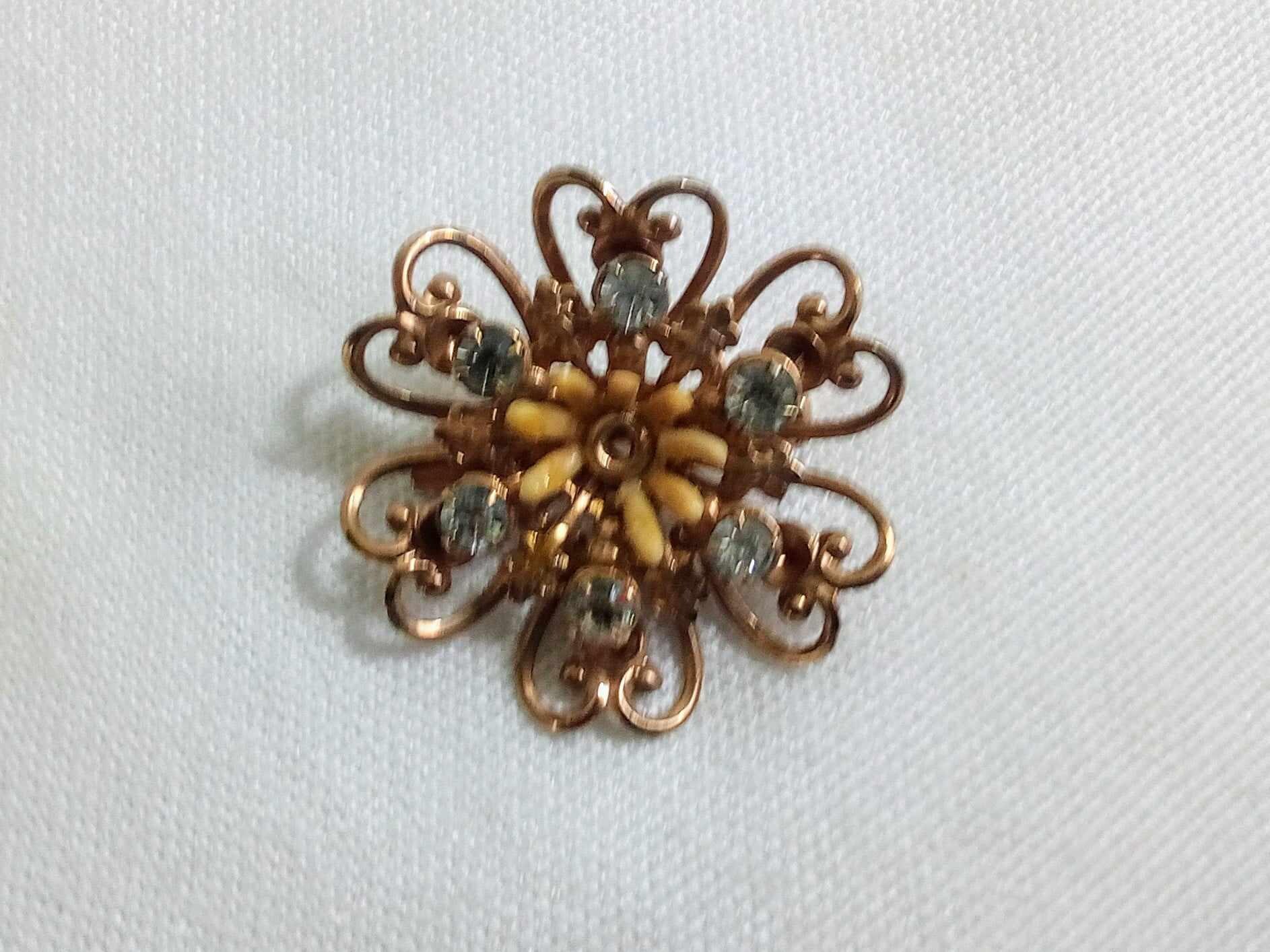 T336 Vintage Gold Tone Flower Brooch. Clear Stone Accents