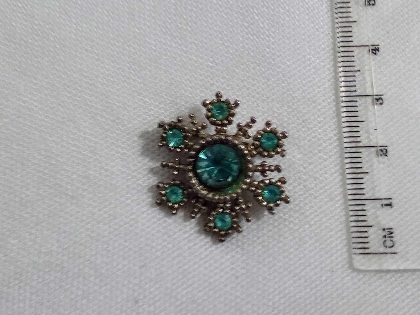 JP327. Vintage C1940's Silver Tone Brooch. Blue Glass Stones