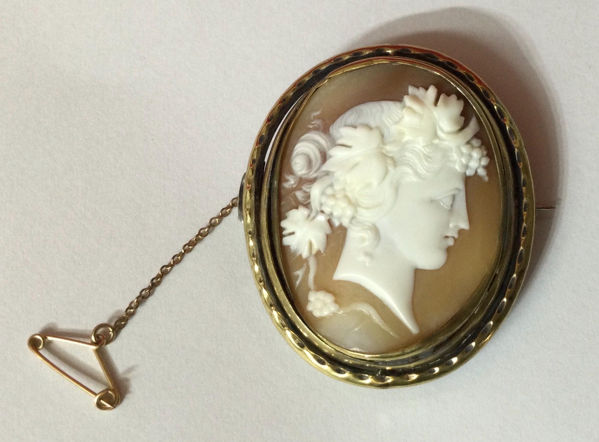 19世紀末アンティークシェルカメオブローチ 9金製、安全チェーン付き