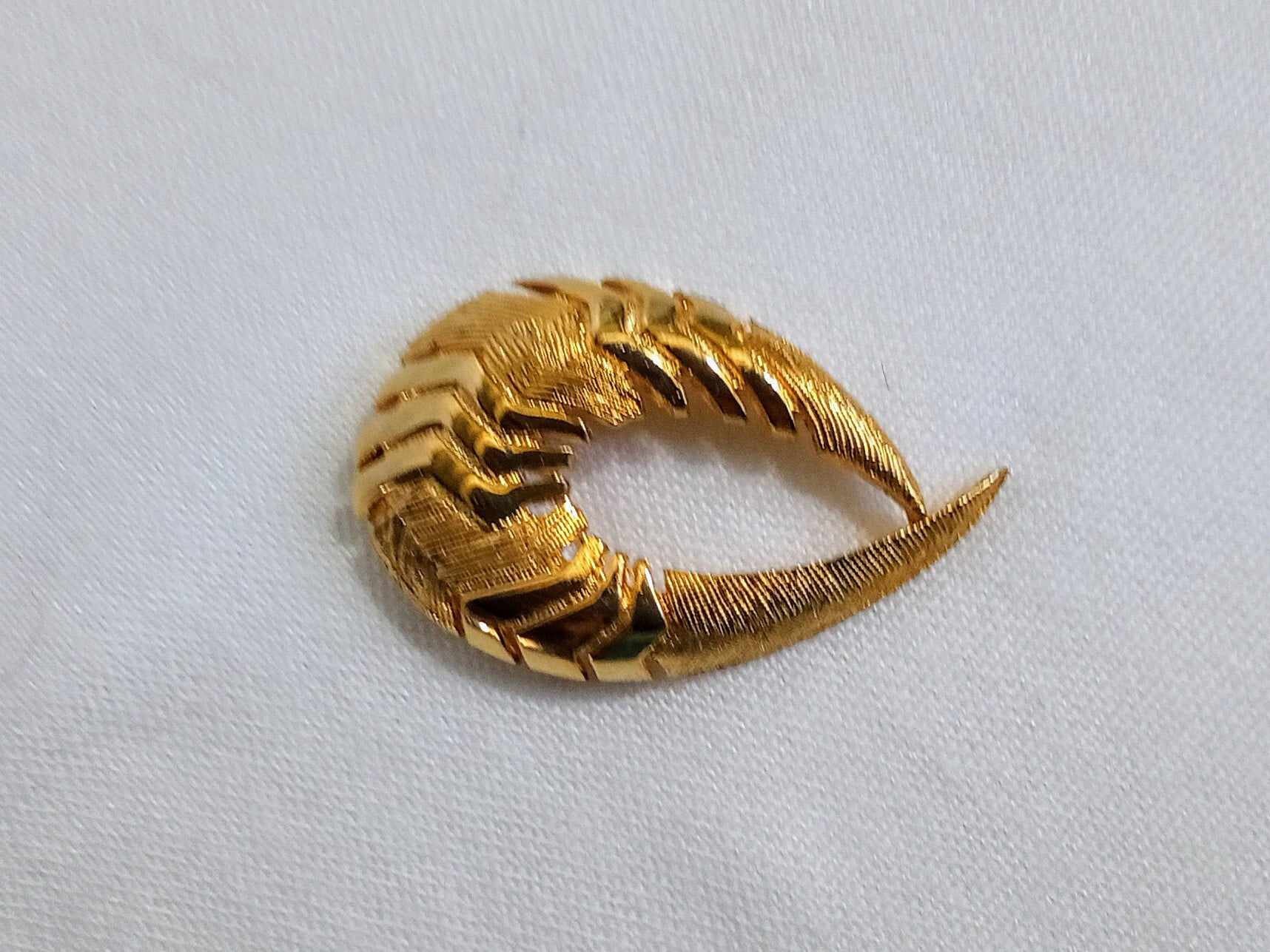 JP417 Vintage Gold Tone Brooch. Zig Zag Design. Tracked
