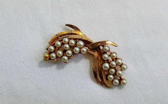 C106 Lovely Vintage Gold Tone Pearl Floral Spray … - image 1