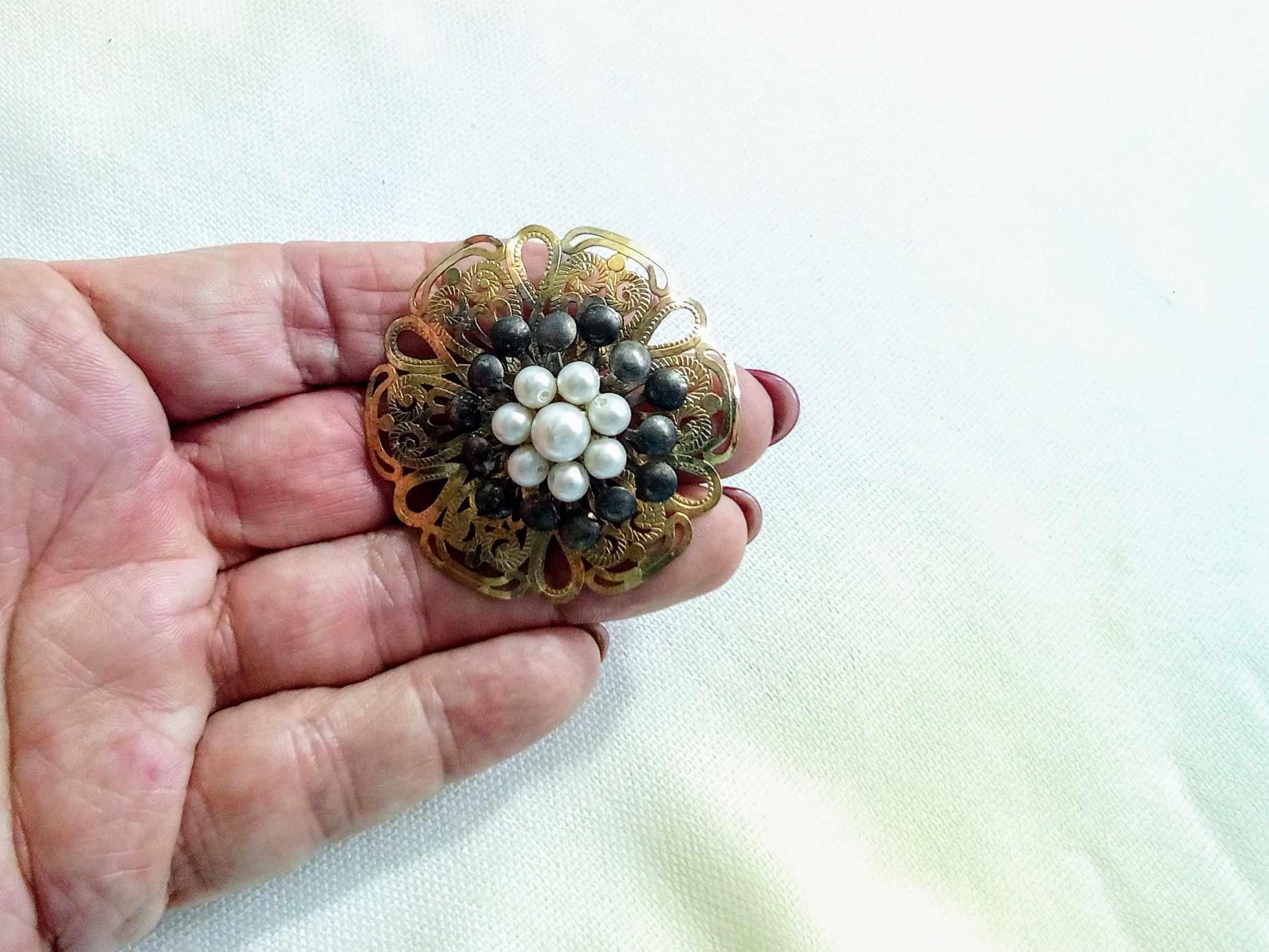 Broche Fleur Vintage Dorée Avec Perles Nacrées - État Excellent - Occasion Chic