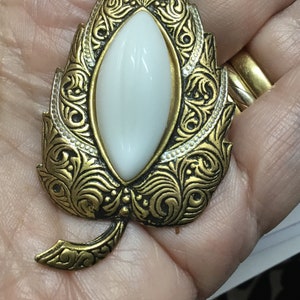 Broche Vintage Or De Tolède - Fleur Avec Perle Blanche - Occasion Bon état - Espagne