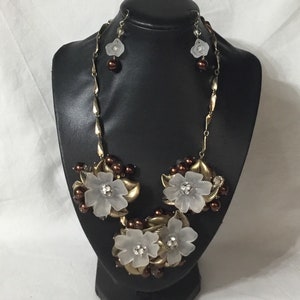 R17 Vintage ColdWater Creek Lucite Flower Cacaoclusterketting met oorbellen. Verzending met tracking.