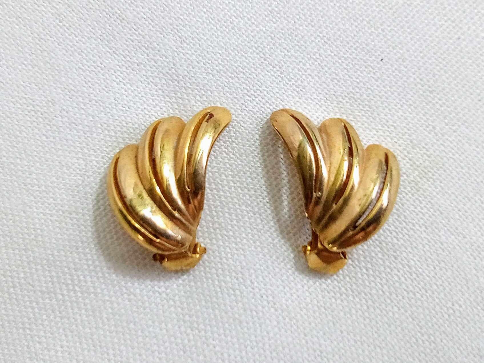 T281 Vintage Gold Tone Wing Shaped Earrings. Clip-on Style