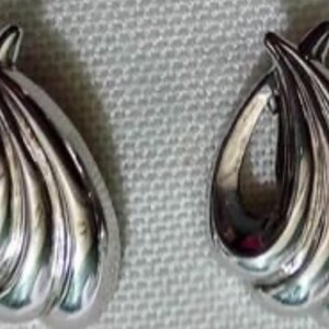 G32 Sulla carta originale, nuovi vecchi stock Beau Sterling Silver orecchini a clip leggeri. Spedizione globale tracciata