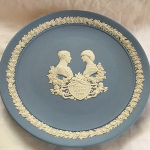 T31 Vintage Wedgwood 1982, dekoracyjny talerz porcelanowy z okazji narodzin księżnej Diany. Wysyłka z możliwością śledzenia.