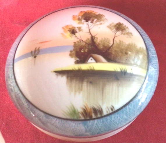 T170 Vintage Lovely Shofu Lidded Trinket Box.Made in Japan.  Tracked shipping.