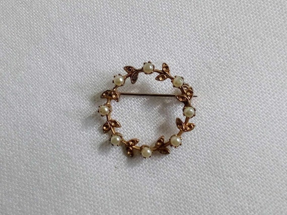 JP320. Vintage Gold Tone Wreath Brooch with Faux … - image 1