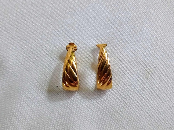 T269 Vintage Gold Tone Ribbed Hoop Earrings. Clip-on Style