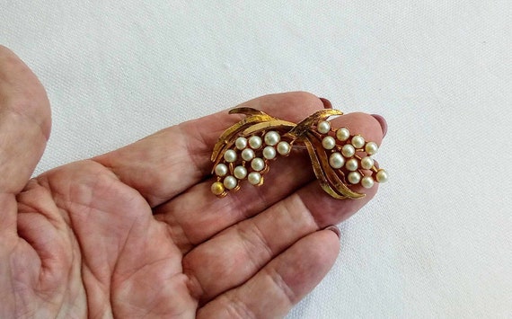 C106 Lovely Vintage Gold Tone Pearl Floral Spray … - image 6