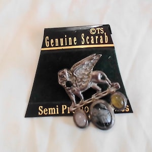 Spilla vintage originale A35 con pietre semipreziose in stile egiziano, con scarabeo alato, leone e sfinge, con carta originale. Spedizione tracciata.
