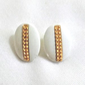 T264 Orecchini vintage Trifari in smalto bianco e oro. Per orecchie forate. Marchio del produttore.