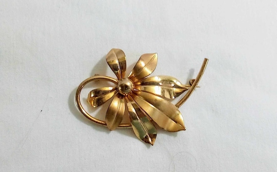 C53 Vintage Gold Tone Flower Brooch. Smooth and Satin Finish. Tracked Shipping Etsy Canada