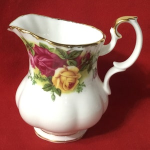 L192 Vintage Royal Albert Old Country Roses Small Creamer / Milk Jug. Bone China, Made in England. Tracked Shipping.