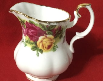 L192 Vintage Royal Albert Old Country Roses Small Creamer / Milk Jug. Bone China, Made in England. Tracked Shipping.