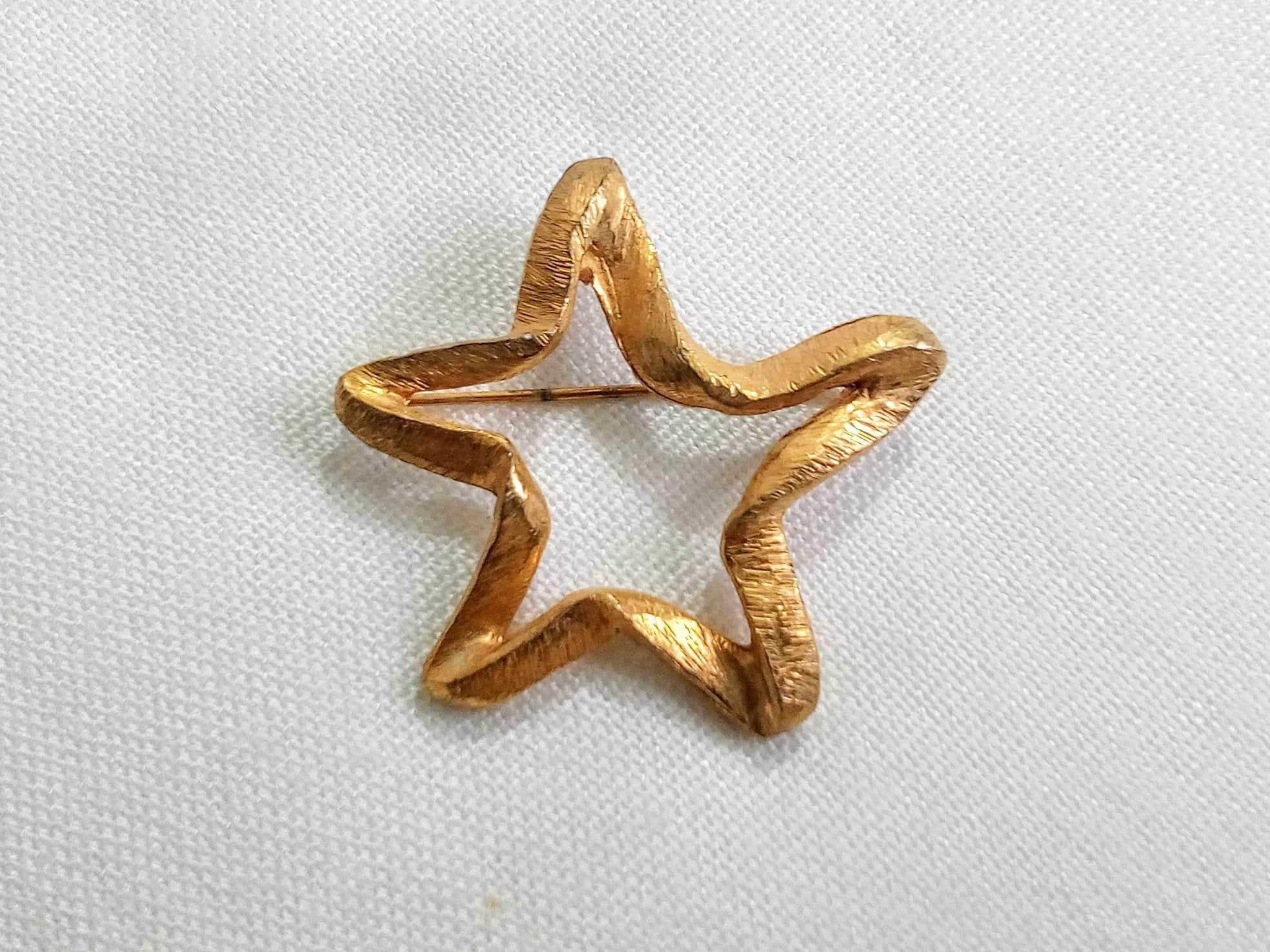 T353 Vintage Gold Tone Star Brooch by Van S Authentic. Rare