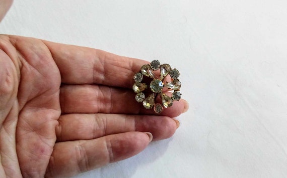 C62 Vintage C1940's Rhinestone Flower Brooch. Sma… - image 5