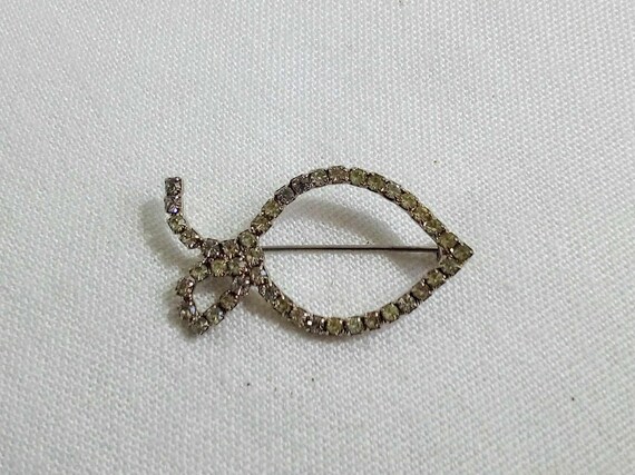 T201 ヴィンテージシルバートーンフィッシュブローチ。ラインストーン