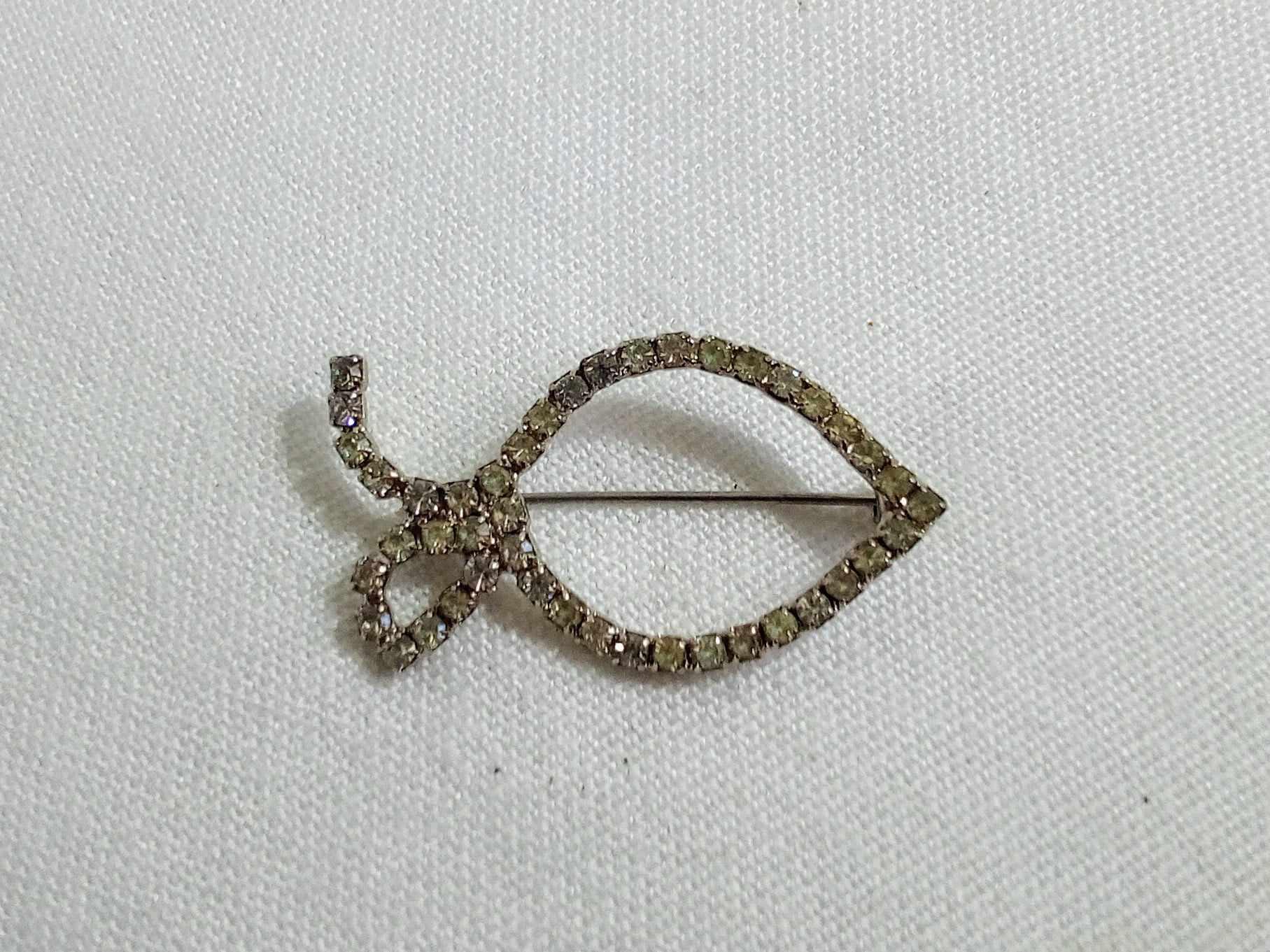 T201 ヴィンテージシルバートーンフィッシュブローチ。ラインストーン