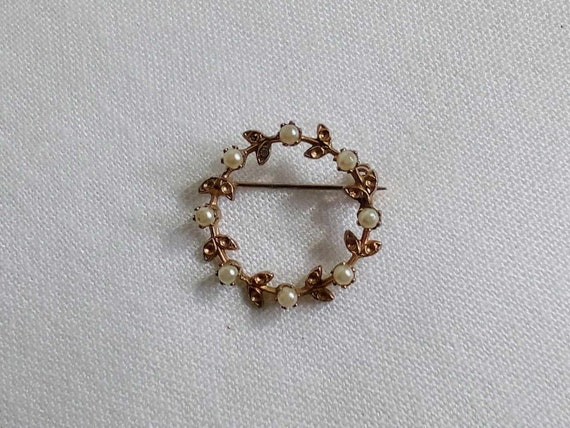 JP320. Vintage Gold Tone Wreath Brooch with Faux … - image 2