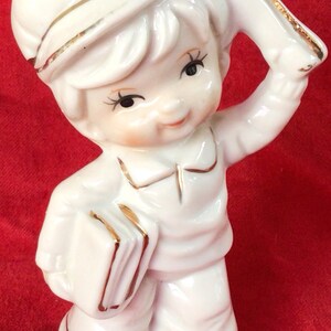 BC94 Statuetta vintage in ceramica raffigurante un ragazzo che porta un giornale. Spedizione tracciabile.