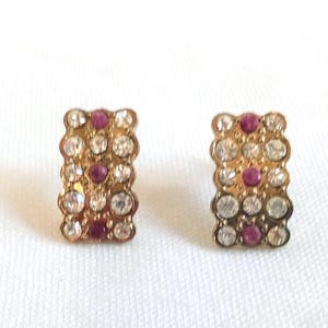 Orecchini vintage color oro E145. Pietre di rubino autentico e accenti di pietre trasparenti. Stile a clip. Anni '80 circa. Nuovi di magazzino. Idea regalo.