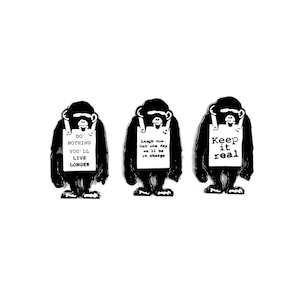 Può includere: Tre illustrazioni in bianco e nero di scimpanzé che tengono cartelli con il seguente testo: "Non fare niente, vivrai più a lungo", "Ridi ora. Ma un giorno saremo al comando", e "Rimani reale".