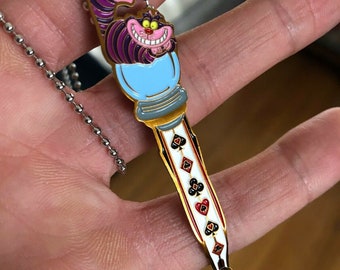 Mini collier à pendentif Le petit chat fou inspiré d'Alice au pays des merveilles