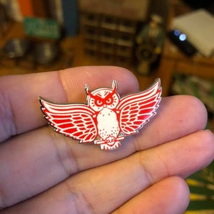 Pin de bosque eléctrico Baine Chicago Red Wings búho esmalte Pin