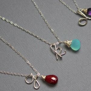 Escritura de dama de honor Inicial Plata de ley Minúscula Caligrafía inicial Carta Collar de cartas. Piedra natal, nombre del cable, inicial del alambre, personalizado